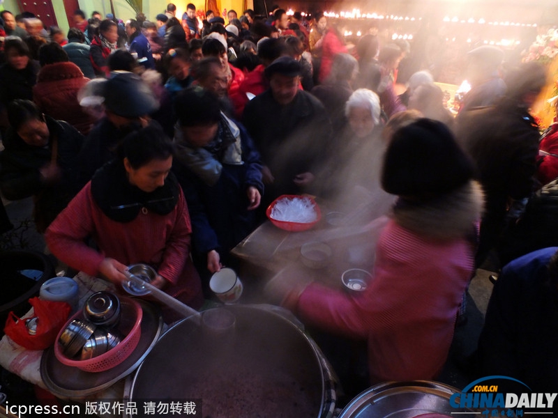 臘八節(jié)各地熬制臘八粥供市民免費領取