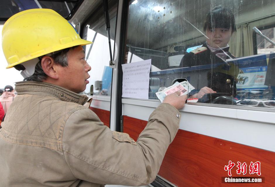 重慶火車站移動(dòng)售票車開進(jìn)工地為農(nóng)民工現(xiàn)場售票