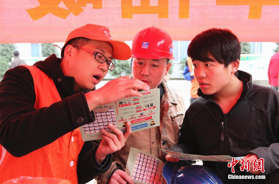 重慶火車站移動售票車開進(jìn)工地為農(nóng)民工現(xiàn)場售票