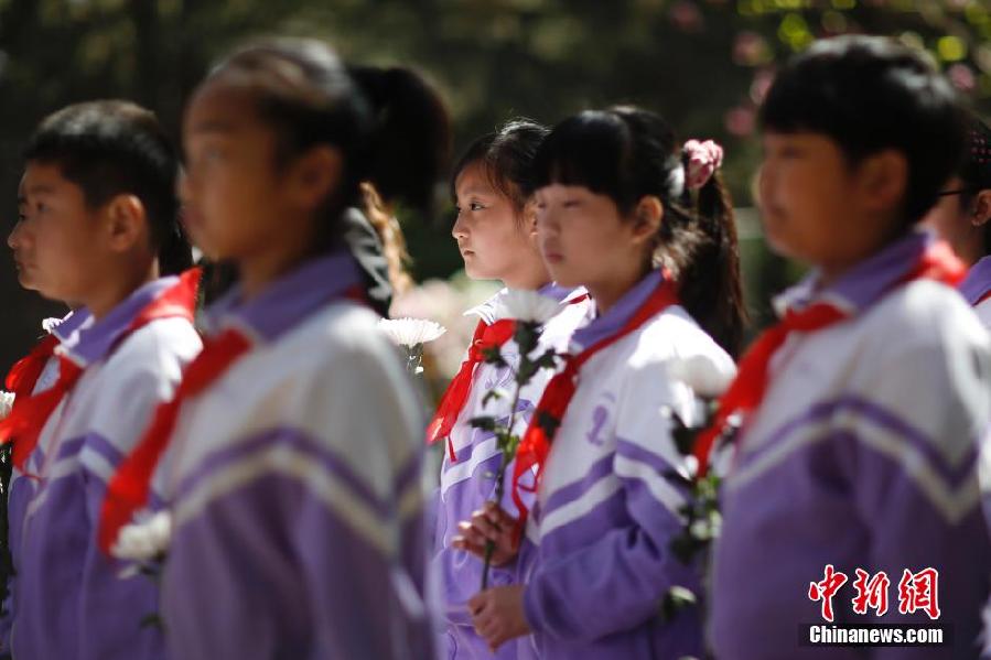 北京大學生文明祭掃 小提琴演奏祭先烈