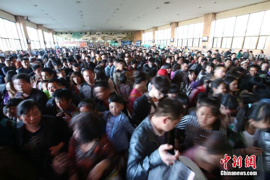 清明將至 中國各地將迎來中短途返鄉(xiāng)祭祖高峰
