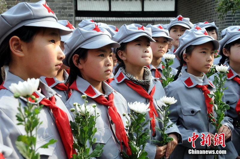 山東紅軍小學(xué)舉行愛(ài)國(guó)教育 “小紅軍”清明節(jié)前祭英烈