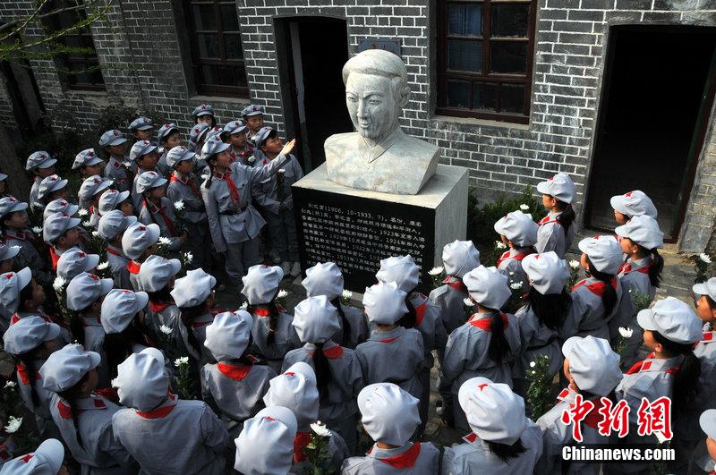 山東紅軍小學舉行愛國教育 “小紅軍”清明節(jié)前祭英烈