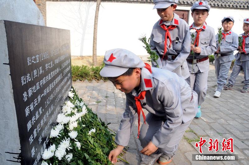 山東紅軍小學(xué)舉行愛(ài)國(guó)教育 “小紅軍”清明節(jié)前祭英烈