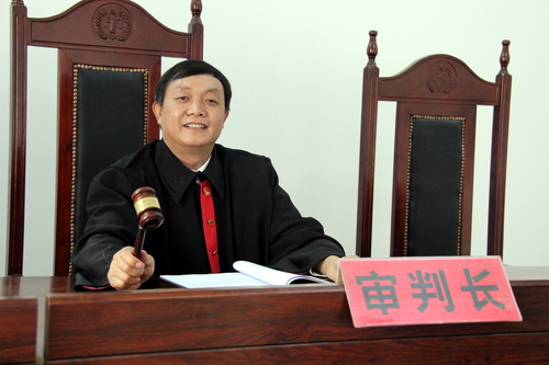 尹鵬：滿腔赤誠(chéng)鑄天平