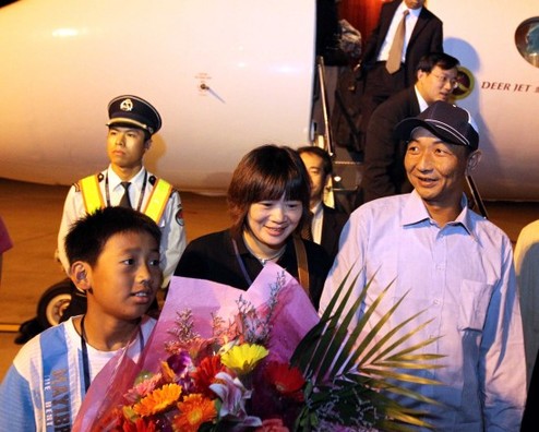 我國漁船船長(zhǎng)詹其雄返福州 外交部部長(zhǎng)助理迎接