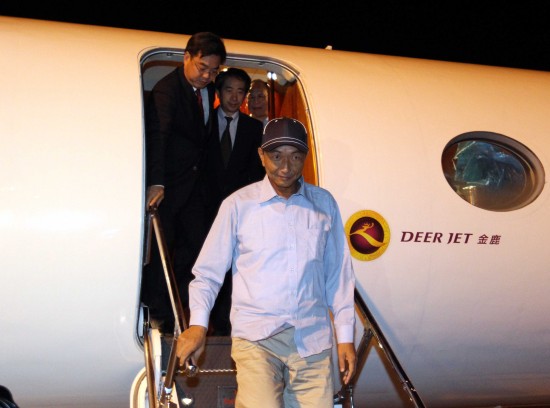 我國漁船船長(zhǎng)詹其雄返福州 外交部部長(zhǎng)助理迎接