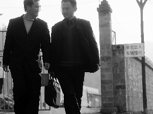 重慶12名校長給教師攤發(fā)西服 每套獲400元回扣