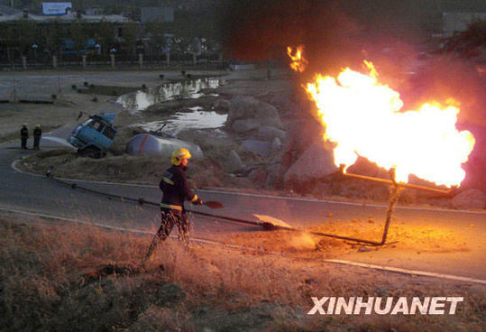 液化氣罐車側(cè)翻 消防官兵奮戰(zhàn)70小時排除險情