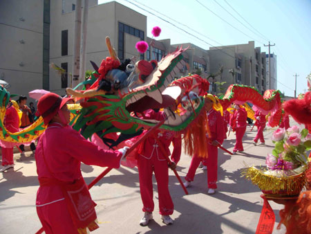福建莆田湄洲灣舉行民俗文藝踩街活動(dòng)（組圖）