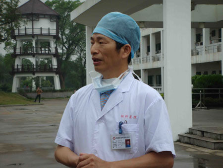 福州肺科醫(yī)院調(diào)集省內(nèi)知名兒科專家對患者蹲點治療