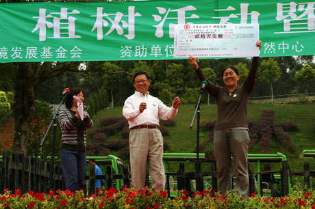 云南綠色環(huán)境發(fā)展基金會“消除碳足跡”植樹活動暨“綠色基金”啟動儀式在昆明舉行