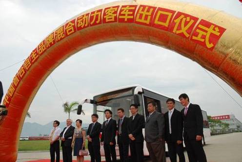 中國(guó)首臺(tái)自主品牌混合動(dòng)力客車出口新加坡