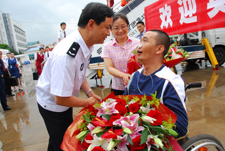 緝毒英雄羅金勇回到云南繼續(xù)康復治療