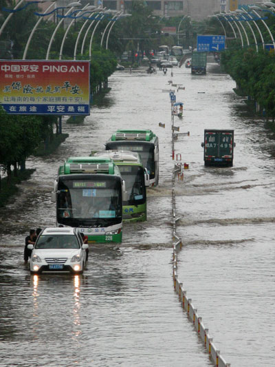 海口普降暴雨 預(yù)計積水可能達到100毫米