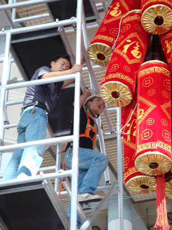 喜迎“9.8”投洽會(huì) 工作人員精心布置展廳(組圖)