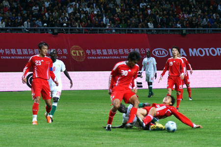 沒輸就算贏了！國足0-0撼平塞內(nèi)加爾(組圖)