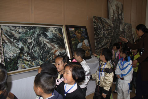 “不屈的脊梁”美術(shù)作品展走進(jìn)汶川