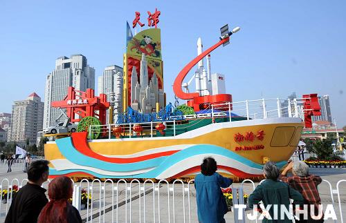 天津市民爭(zhēng)睹國(guó)慶彩車(chē)
