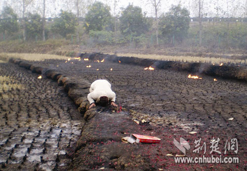 煤油泄漏被村民搶舀 老漢點(diǎn)火驗(yàn)油燒死1人傷1人