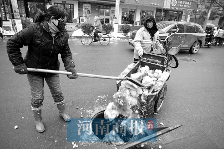鄭州除積雪陋習(xí)多 積雪填滿雨水井污染河水