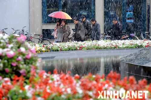 長(zhǎng)江以南衣食住行全緊張 湖北百萬(wàn)群眾受災(zāi)