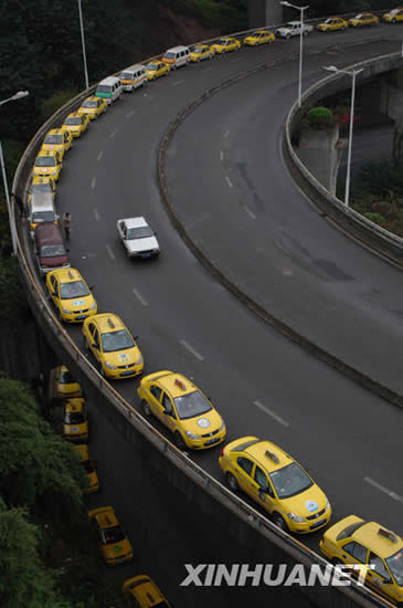 重慶出租車排千米長隊加天然氣(組圖)