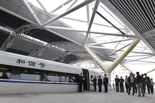 武廣鐵路客運專線成功試運行 時速達(dá)394公里