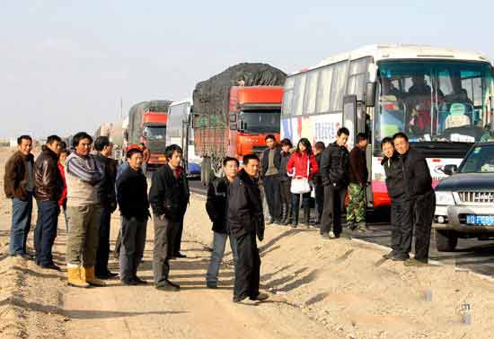 新疆甘肅交界交通堵塞一周 上千車(chē)輛滯留(組圖)