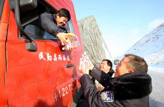新疆甘肅交界交通堵塞一周 上千車(chē)輛滯留(組圖)