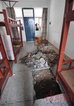 福建一學(xué)生宿舍樓地面塌陷 三百學(xué)生被疏散