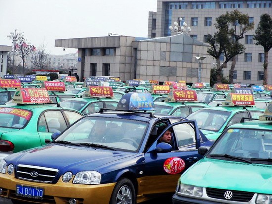 江蘇鹽城800出租車(chē)罷運(yùn)要求政府打擊黑車(chē)(組圖)