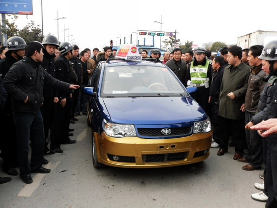 江蘇鹽城800出租車(chē)罷運(yùn)要求政府打擊黑車(chē)(組圖)