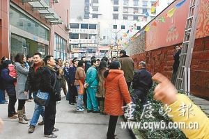 重慶一高樓飄下數(shù)十張百元鈔票引百人爭(zhēng)搶(圖)