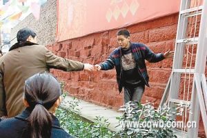 重慶一高樓飄下數(shù)十張百元鈔票引百人爭(zhēng)搶(圖)