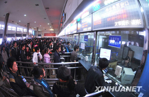 長沙火車站迎來春運(yùn)售票高峰