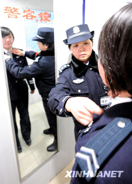 鐵警“女子安檢隊”亮相北京南站