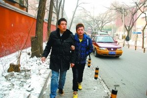 國(guó)內(nèi)首例公開辦婚禮同性戀者每天遭數(shù)十人圍觀
