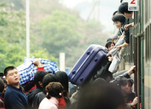東莞東站乘客爬窗上車 鐵路人員協(xié)助(組圖)