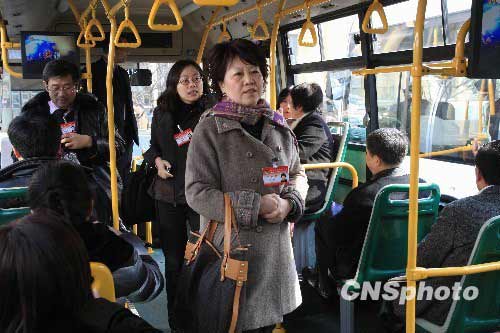 上海政協(xié)委員乘公交車開會(huì)