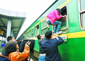 東莞站長(zhǎng)因列車(chē)員幫旅客爬窗被免 九成網(wǎng)友反對(duì)