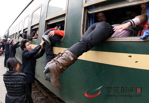 廣鐵回應(yīng)站長(zhǎng)因列車員幫旅客爬窗被免職事件