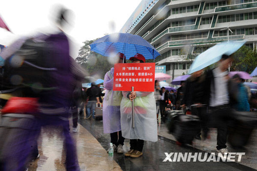 廣州日發(fā)送旅客23萬 雨中春運秩序井然