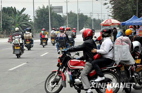 珠三角農(nóng)民工組成10萬“摩托車大軍”返鄉(xiāng)