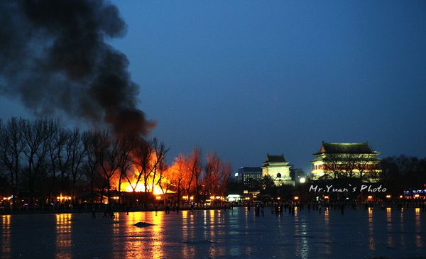 北京什剎海兩家酒吧失火 疑因游人燃放煙花引發(fā)