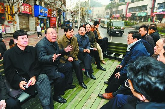 重慶市長(zhǎng)坐大卡車考察 稱無(wú)遮擋視角更廣(圖)
