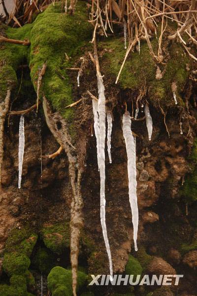 新疆庫(kù)姆塔格沙漠大峽谷出現(xiàn)冰雪奇觀