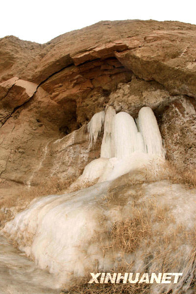 新疆庫(kù)姆塔格沙漠大峽谷出現(xiàn)冰雪奇觀