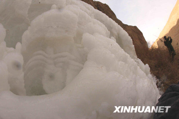 新疆庫姆塔格沙漠大峽谷出現(xiàn)冰雪奇觀