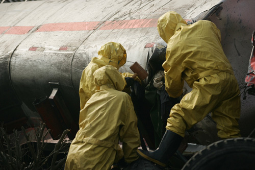 河南新安30噸液苯車泄漏 13小時(shí)生死奮戰(zhàn)排險(xiǎn)情